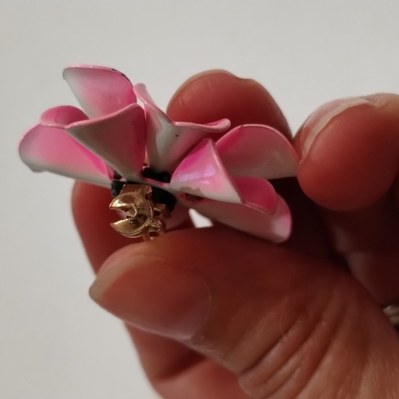 Mid century pink floral brooch 1.25" lapel pin back vintage - Picture 7 of 8
